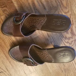 Size 10, Born chocolate heeled sandal with buckle